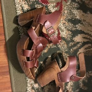 Wooden clogs-heels